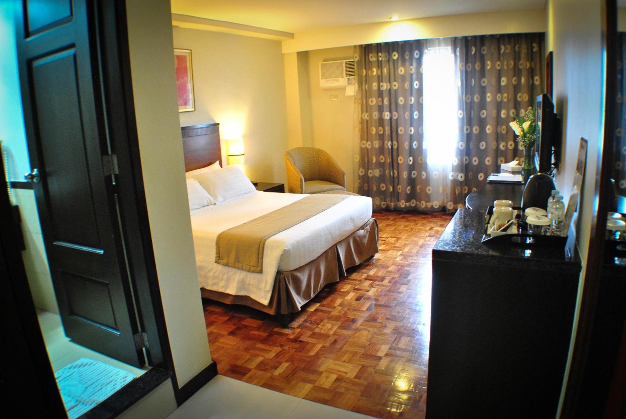 Fersal Hotel Neptune Makati Makati City Exterior foto